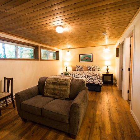 Skeena River House Bed & Breakfast Terrace Extérieur photo